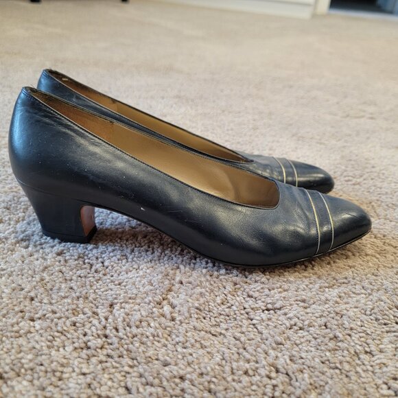 Salvatore Ferragamo navy low heels 8 B - Picture 3 of 4
